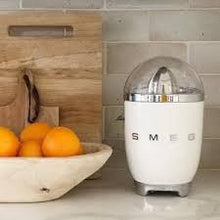 Load image into Gallery viewer, Smeg 50&#39;s Retro Style Citrus Juicer White
